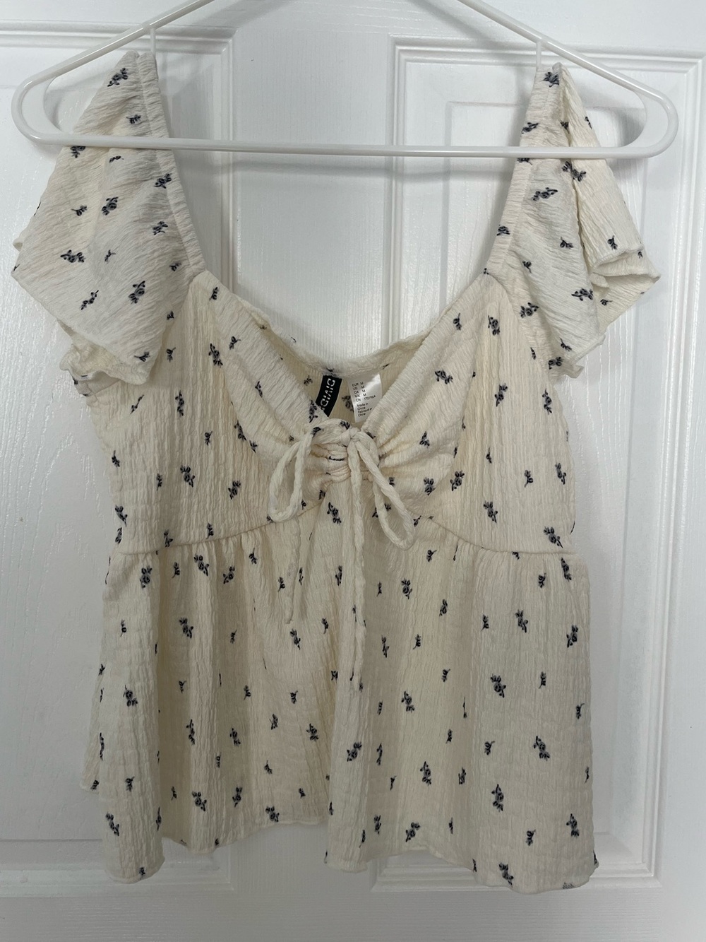 H&M White/Creamish Floral Tie-Front Doll Women’s top.